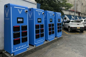 VinFast bắt đầu lắp trạm đổi pin xe máy điện, thao tác nhanh ngang đổ xăng?