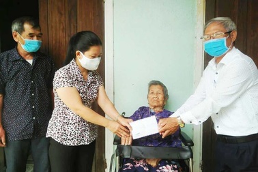 Mẹ Việt Nam Anh hùng ủng hộ chiến sĩ, bác sĩ tuyến đầu chống dịch