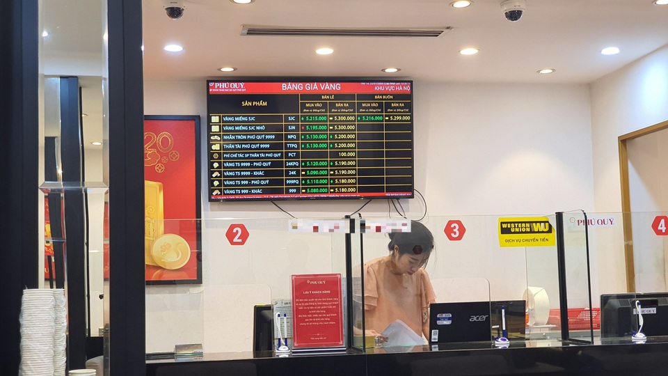 Xách bao tiền đi mua vàng, cửa hàng xin nợ vàng vì bị khách “vét” sạch - 7 Xách bao tiền đi mua vàng, cửa hàng xin nợ vàng vì bị khách “vét” sạch - 7