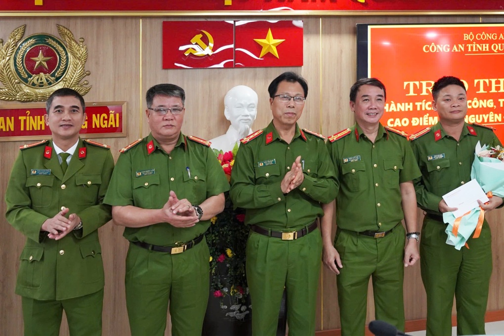 Giang hồ Cu Đực bị bắt vì đe dọa, xúc cát của doanh nghiệp đi bán - 2 Giang hồ Cu Đực bị bắt vì đe dọa, xúc cát của doanh nghiệp đi bán - 2