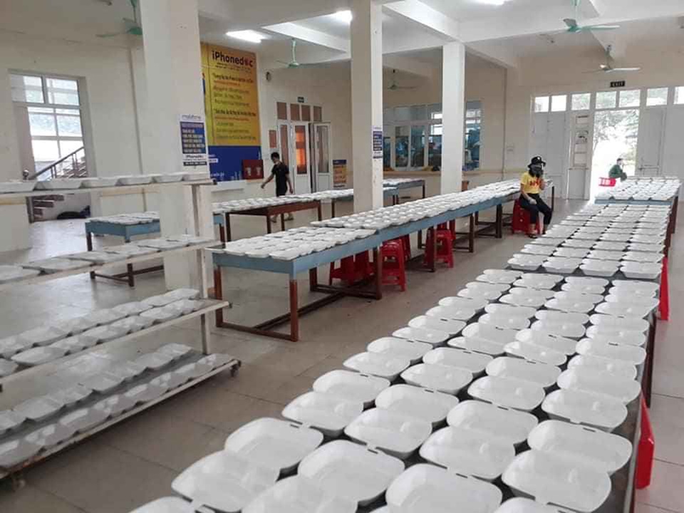 Thầy cô nấu cơm ở khu cách ly: “Mệt lắm, nhưng ai cũng muốn quay trở lại!” - 5 Thầy cô nấu cơm ở khu cách ly: “Mệt lắm, nhưng ai cũng muốn quay trở lại!” - 5