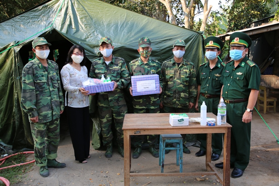 Bộ đội Biên phòng canh đường sông, giữ đường đồng ngăn ngừa dịch Covid-19 - 13 Bộ đội Biên phòng canh đường sông, giữ đường đồng ngăn ngừa dịch Covid-19 - 13