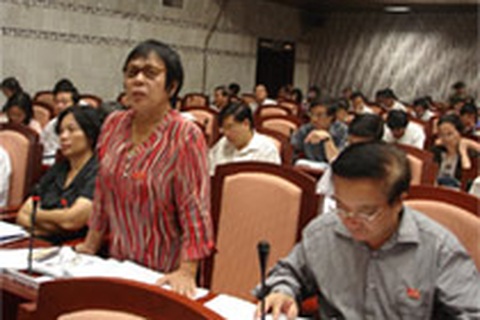 “Nỏng bỏng” việc tăng phí trông giữ xe