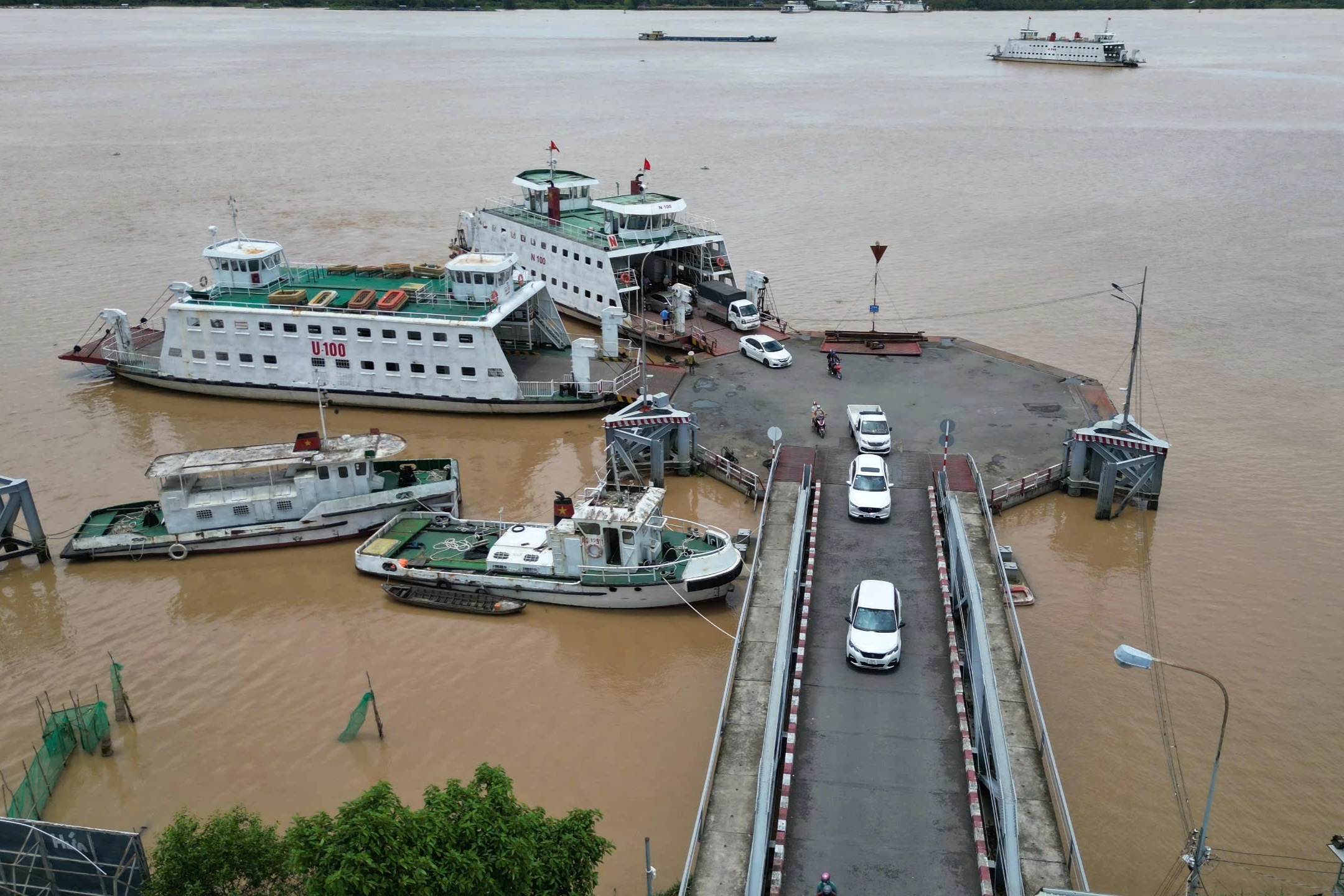 El ferry que conecta Vinh Long y Ben Tre detiene temporalmente su funcionamiento para reemplazar el puente de pontones - 1 Phà nối Vĩnh Long - Bến Tre tạm dừng hoạt động để thay cầu phao - 1