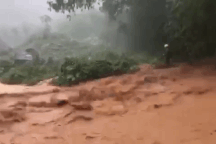 Kinh hoàng cảnh nước lũ kèm đất đá cuồn cuộn đổ đèo ở Thừa Thiên Huế
