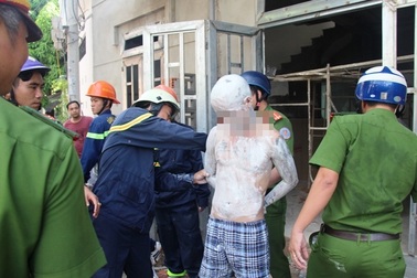 Nam thanh niên bôi vôi khắp người, dọa nhảy lầu tự tử