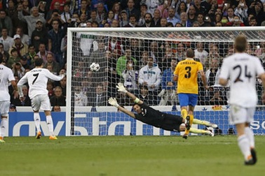 C. Ronaldo nhấn chìm Juventus tại Bernabeu