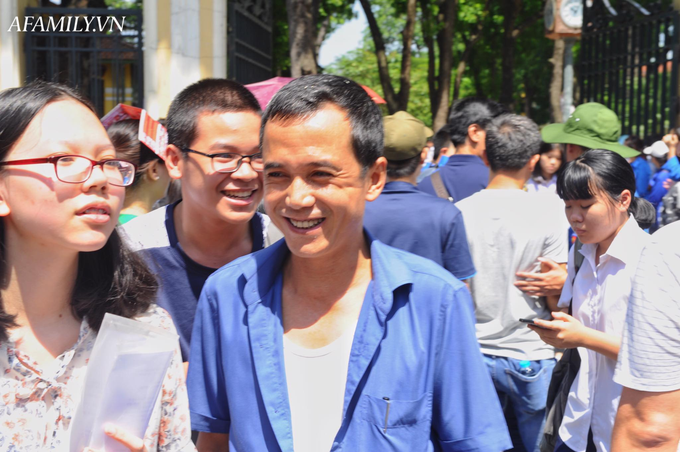 Phụ huynh và thí sinh tại trường có tỷ lệ chọi cao nhất Hà Nội cười hớn hở sau buổi thi Văn: Mừng quá, đề dễ hơn mọi năm! - Ảnh 3. Phụ huynh và thí sinh tại trường có tỷ lệ chọi cao nhất Hà Nội cười hớn hở sau buổi thi Văn: Mừng quá, đề dễ hơn mọi năm! - Ảnh 3.