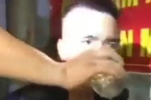 Bắt được 2 kẻ trộm chó, người dân mời uống nước, hút thuốc như "khách quý"