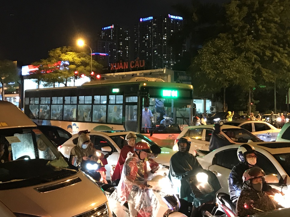 Đường phố Hà Nội ùn tắc kéo dài hàng cây số sau cơn mưa lớn chiều tan tầm - 4 Đường phố Hà Nội ùn tắc kéo dài hàng cây số sau cơn mưa lớn chiều tan tầm - 4