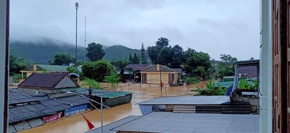 Ám ảnh những ngôi nhà nước lũ dâng tận nóc ở Nghệ An - 3 Ám ảnh những ngôi nhà nước lũ dâng tận nóc ở Nghệ An - 3