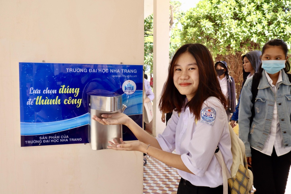 ĐH Nha Trang tặng máy rửa tay sát khuẩn tự động cho nhiều trường phổ thông - 2 ĐH Nha Trang tặng máy rửa tay sát khuẩn tự động cho nhiều trường phổ thông - 2