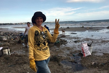 Hàng chục du khách nước ngoài tự nguyện dọn rác ở Mũi Né