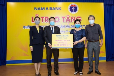 Nam A Bank trao tặng 2 phòng cách ly áp lực âm và 40 giường y tế chống dịch Covid-19