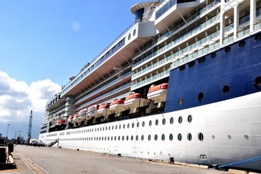 "Đột nhập" du thuyền 5 sao hạng sang trên bờ biển Việt Nam  