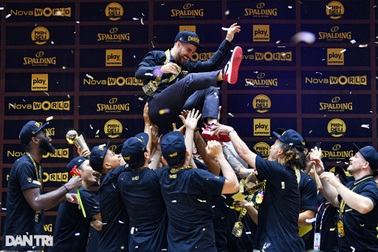 Cầu thủ Saigon Heat vỡ òa cảm xúc sau cú hat-trick vô địch VBA