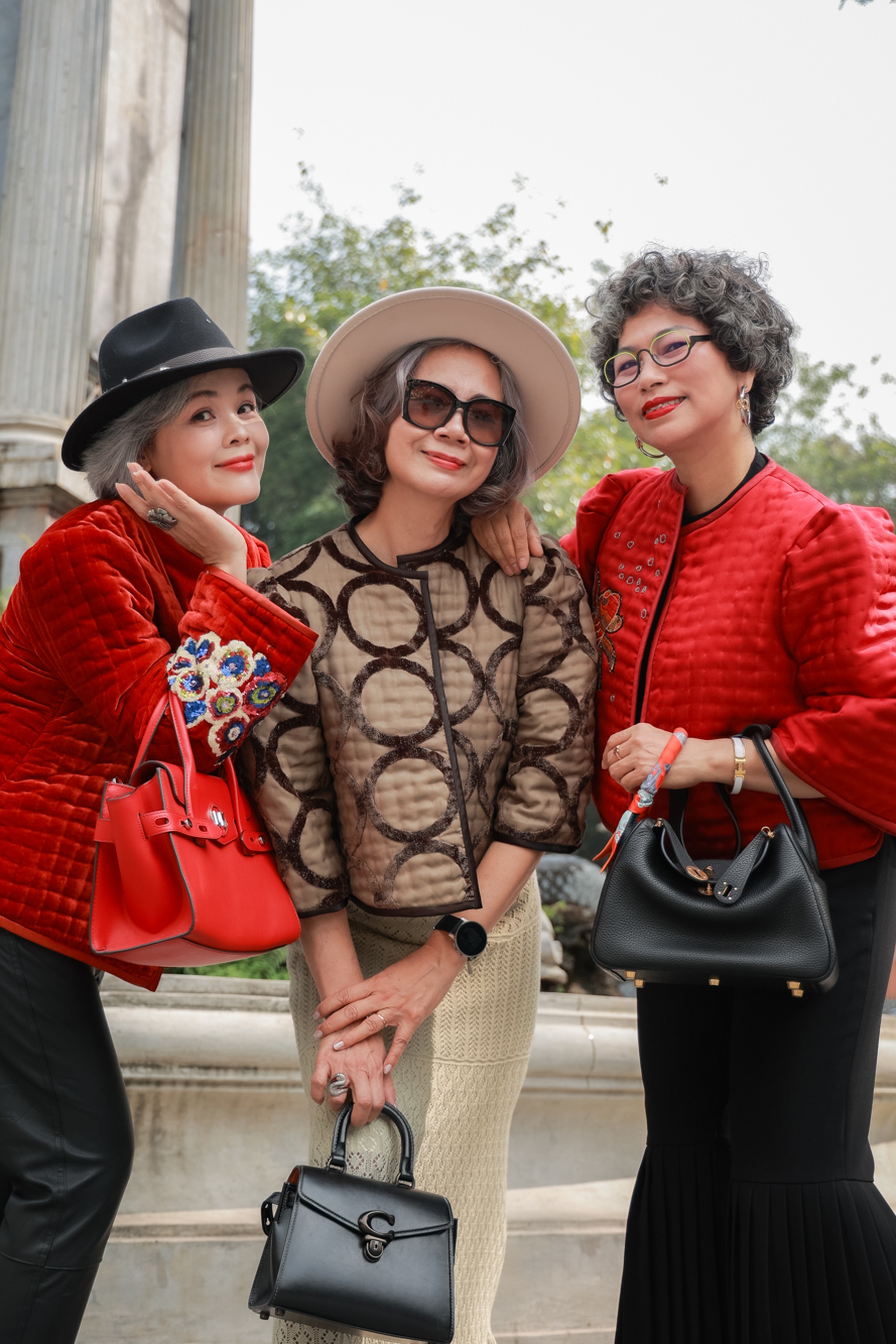 Eine silberhaarige Dame aus Hanoi trägt ein gestepptes Hemd und spielt mit einer Designerhandtasche im Wert von Hunderten Millionen Dong – 17 Quý cô tóc bạc Hà Nội diện áo chần bông, chơi túi hàng hiệu trăm triệu đồng - 17