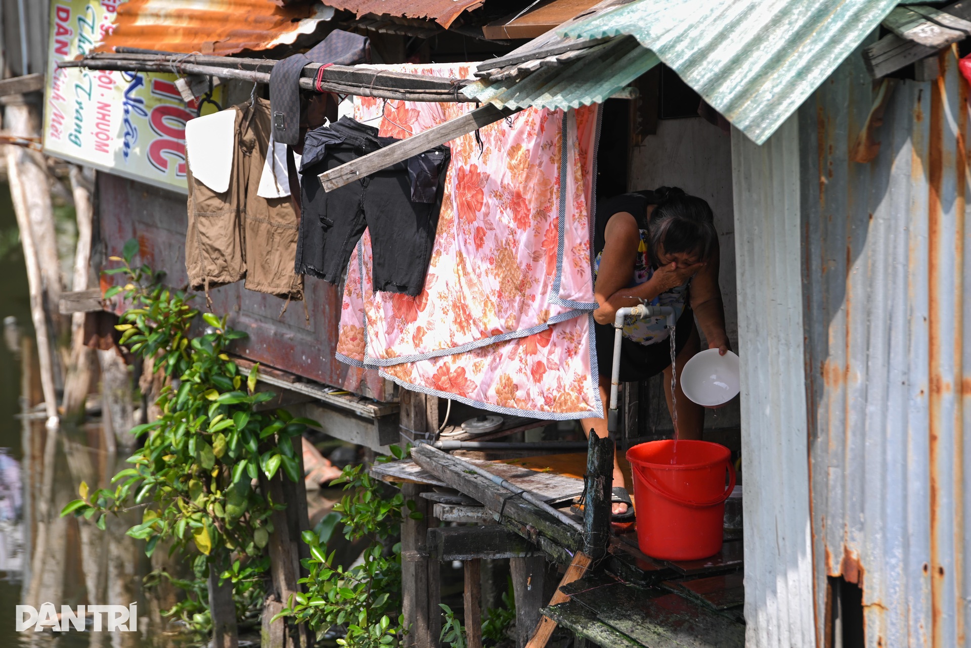 Rác thải ngập ngụa tại các căn nhà ven kênh ở TPHCM - 10 Rác thải ngập ngụa tại các căn nhà ven kênh ở TPHCM - 10