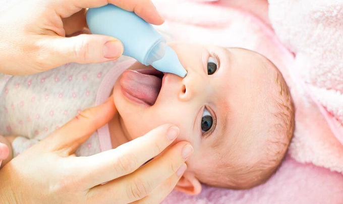 Vệ sinh mũi cho trẻ trước khi ăn để hạn chế nôn trớ.