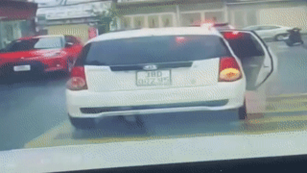 Tài xế quên đóng cửa, ô tô tung cánh trên phố - 1 Tài xế quên đóng cửa, ô tô tung cánh trên phố - 1