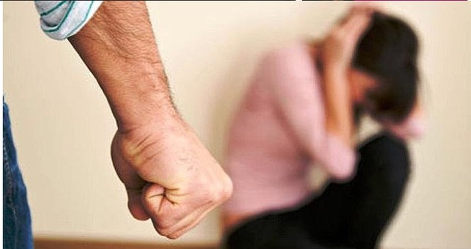 Làm gì khi chồng dùng bạo lực níu kéo hôn nhân? - 1