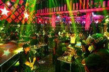 300 cảnh sát đột kích quán bar ở Phan Thiết, 42 người dương tính ma túy