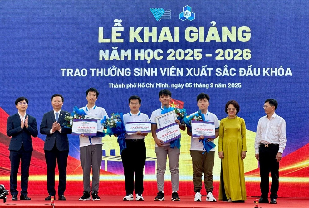 Các trường đại học, cao đẳng đồng loạt tổ chức khai giảng năm học mới - 3 Các trường đại học, cao đẳng đồng loạt tổ chức khai giảng năm học mới - 3
