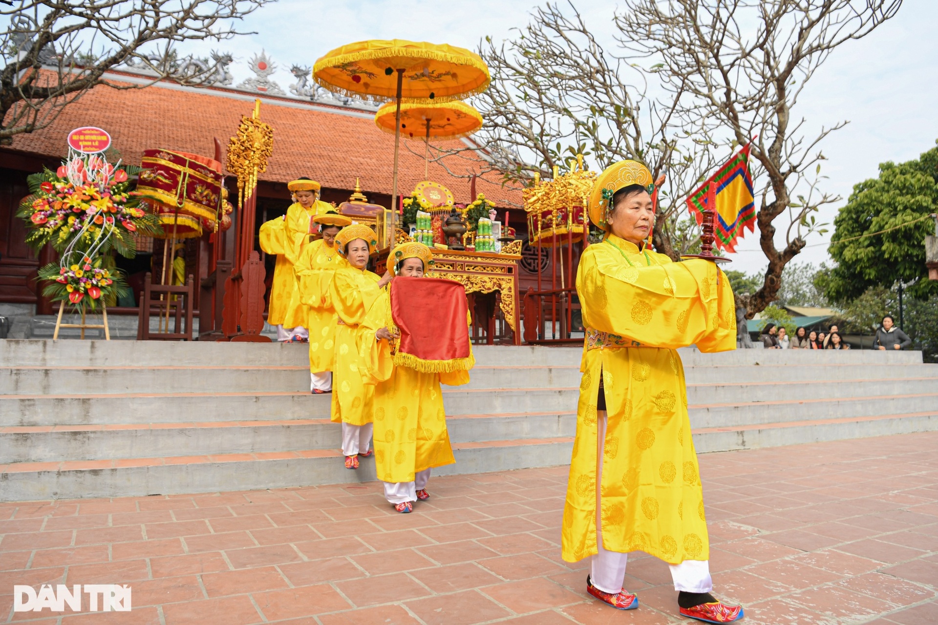 Cả làng chung tay giã gạo, thổi lửa thi nấu cơm giữa sân đình ở Hà Nội - 1 Cả làng chung tay giã gạo, thổi lửa thi nấu cơm giữa sân đình ở Hà Nội - 1