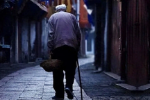 Bố 74 tuổi được 3 con trai tiến sĩ chu cấp, lúc ốm nhận ra bài học xương máu