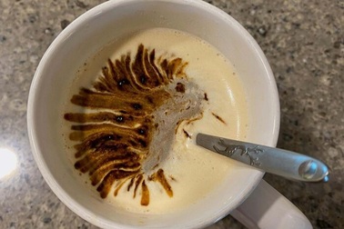 Vô tình khuấy cà phê tạo thành... tác phẩm