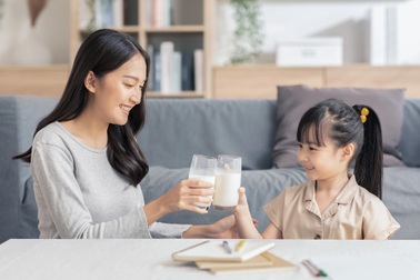 Cách chọn sữa dinh dưỡng bổ sung canxi linh hoạt cho từng độ tuổi