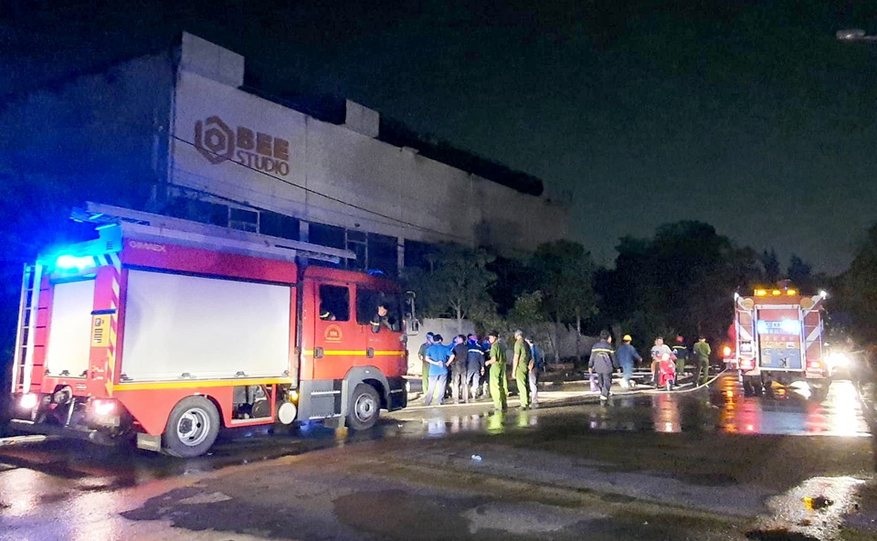 Cháy phim trường ở Sài Gòn, nhiều người hoảng loạn tháo chạy - 1 Cháy phim trường ở Sài Gòn, nhiều người hoảng loạn tháo chạy - 1