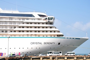 Tàu du lịch siêu sang hàng đầu thế giới cập cảng Chân Mây 