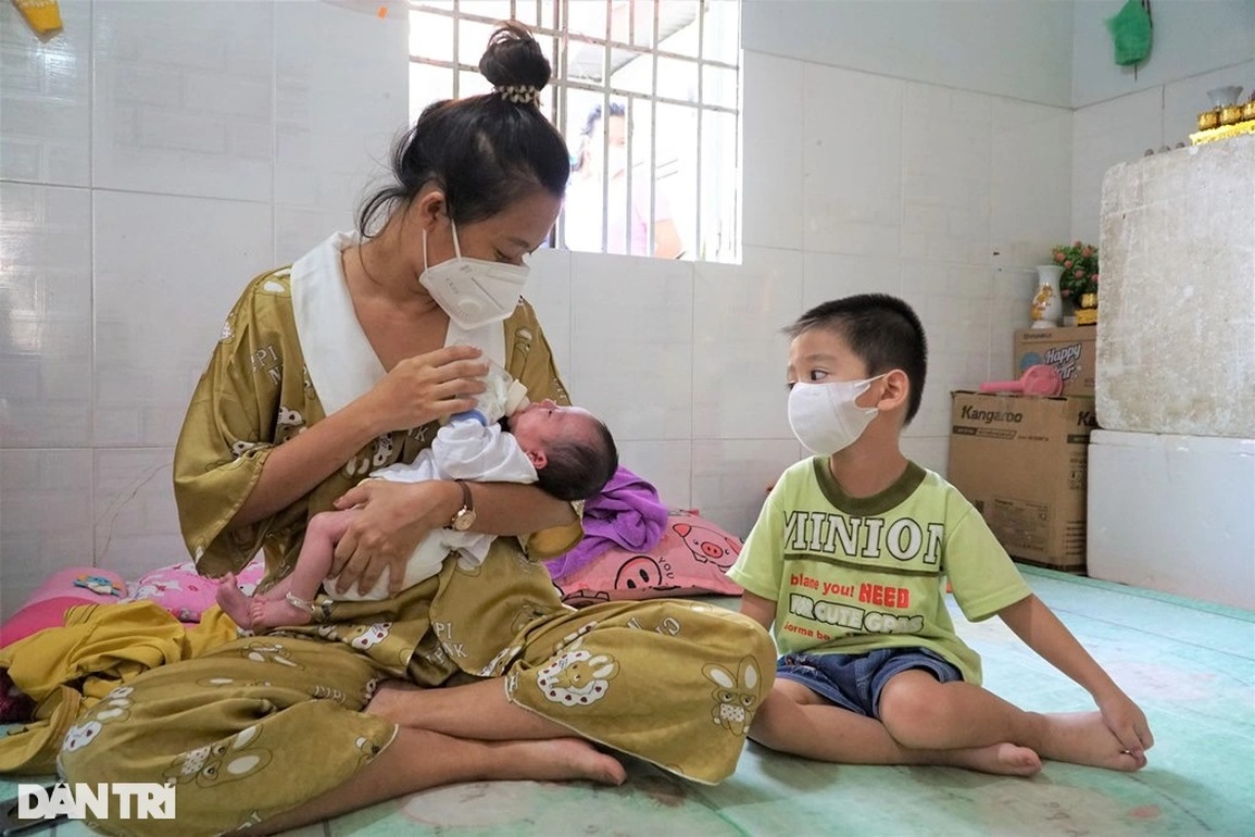 Trao 112 triệu đồng tới người phụ nữ mất chồng nuôi 2 con thơ dại - 2 Trao 112 triệu đồng tới người phụ nữ mất chồng nuôi 2 con thơ dại - 2