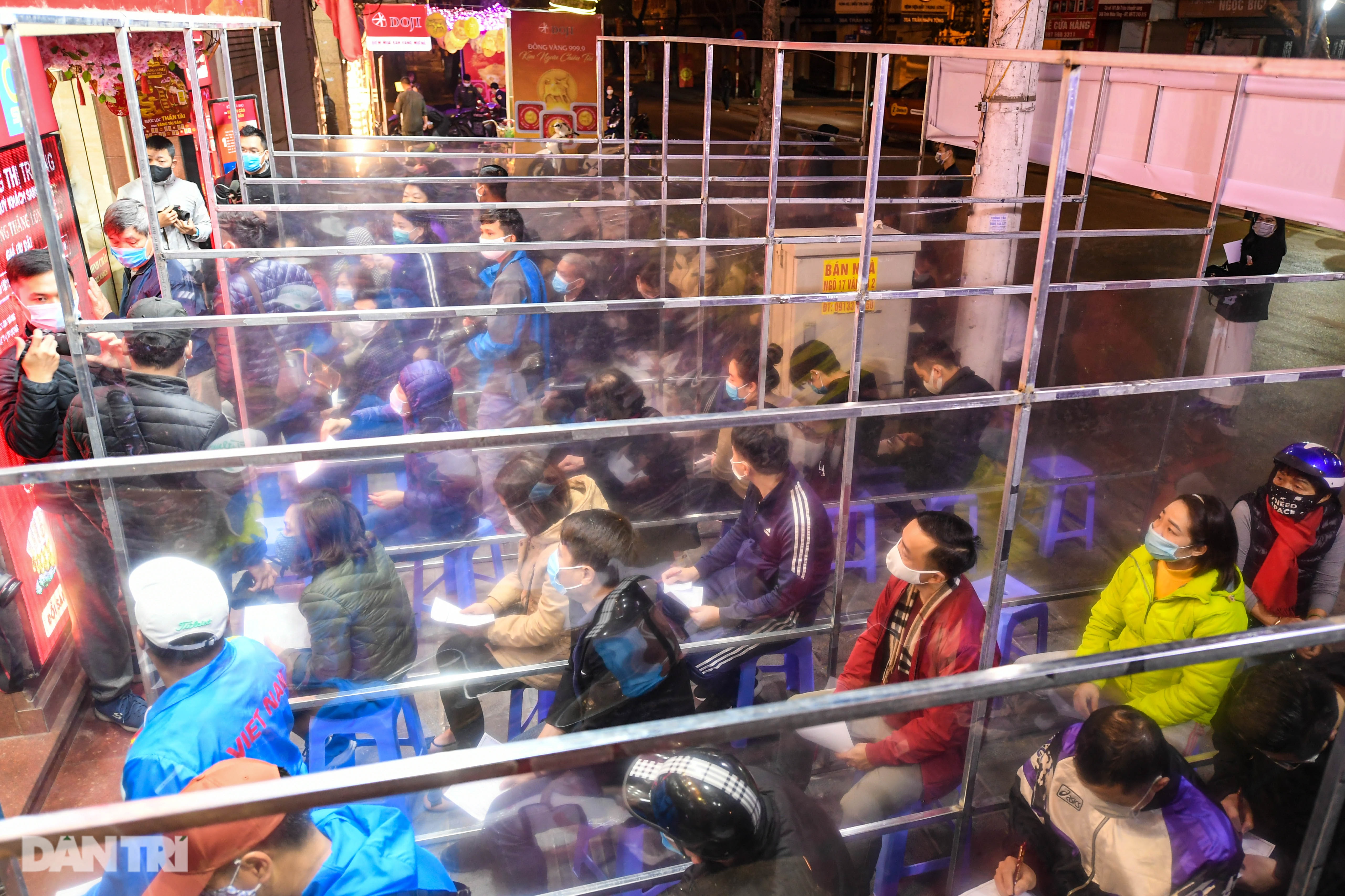 Người dân Hà Nội xếp hàng từ 3h sáng mua vàng ngày vía Thần Tài - 9