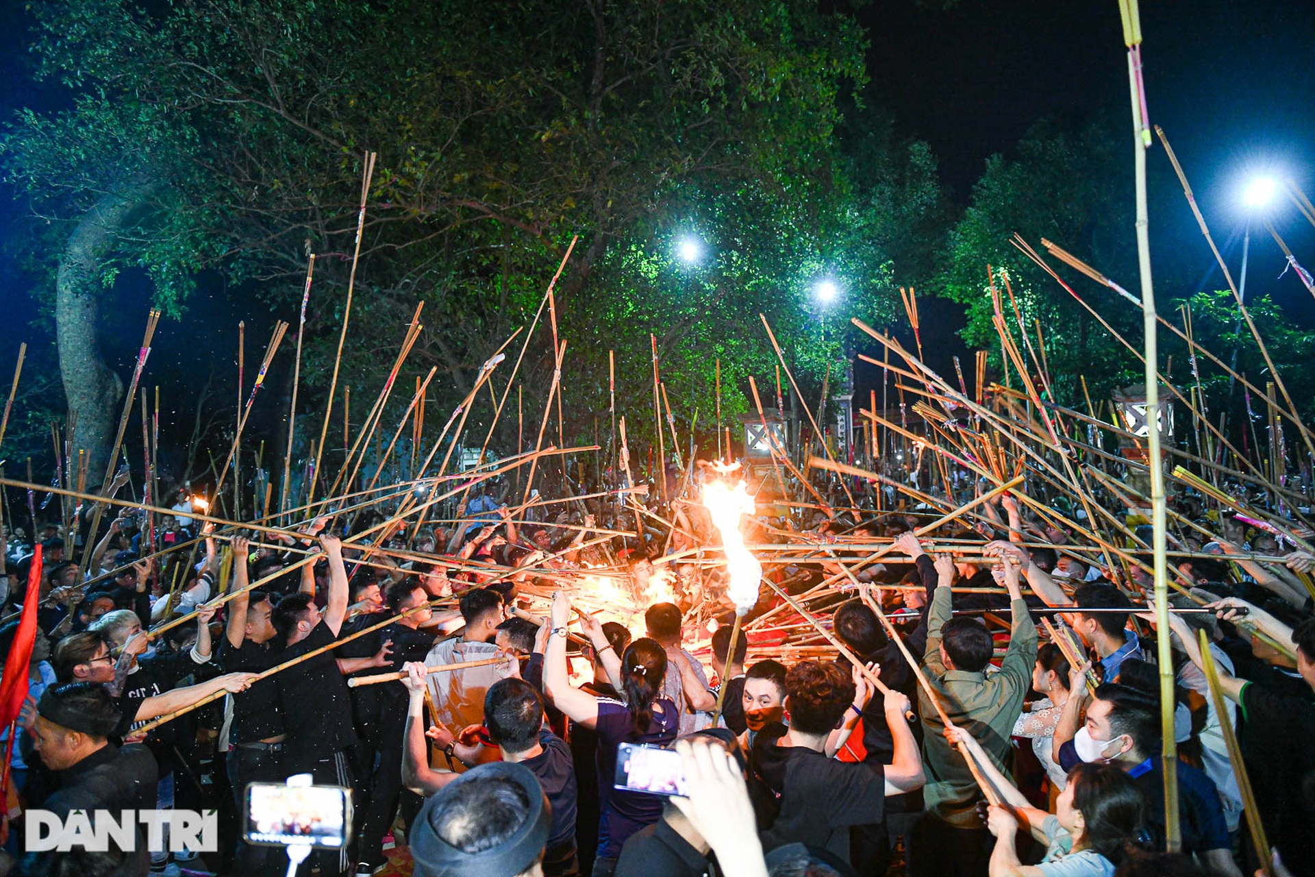 Người dân ào ào rước lửa thiêng về nhà lúc nửa đêm ở Hà Nội - 6 Người dân ào ào rước lửa thiêng về nhà lúc nửa đêm ở Hà Nội - 6