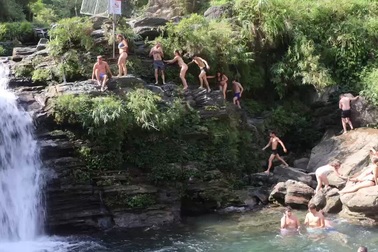 Khách Tây xếp hàng nhảy thác ở Hà Giang, chính quyền lên tiếng cảnh báo