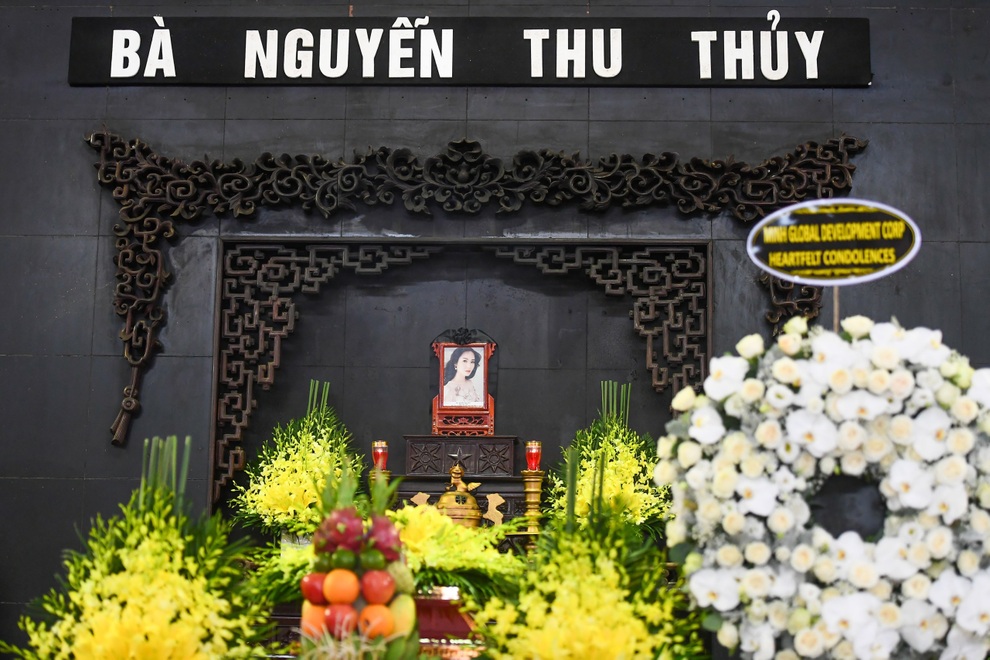 Gia đình, bạn bè đau lòng đưa tiễn Hoa hậu Nguyễn Thu Thủy - 1 Gia đình, bạn bè đau lòng đưa tiễn Hoa hậu Nguyễn Thu Thủy - 1