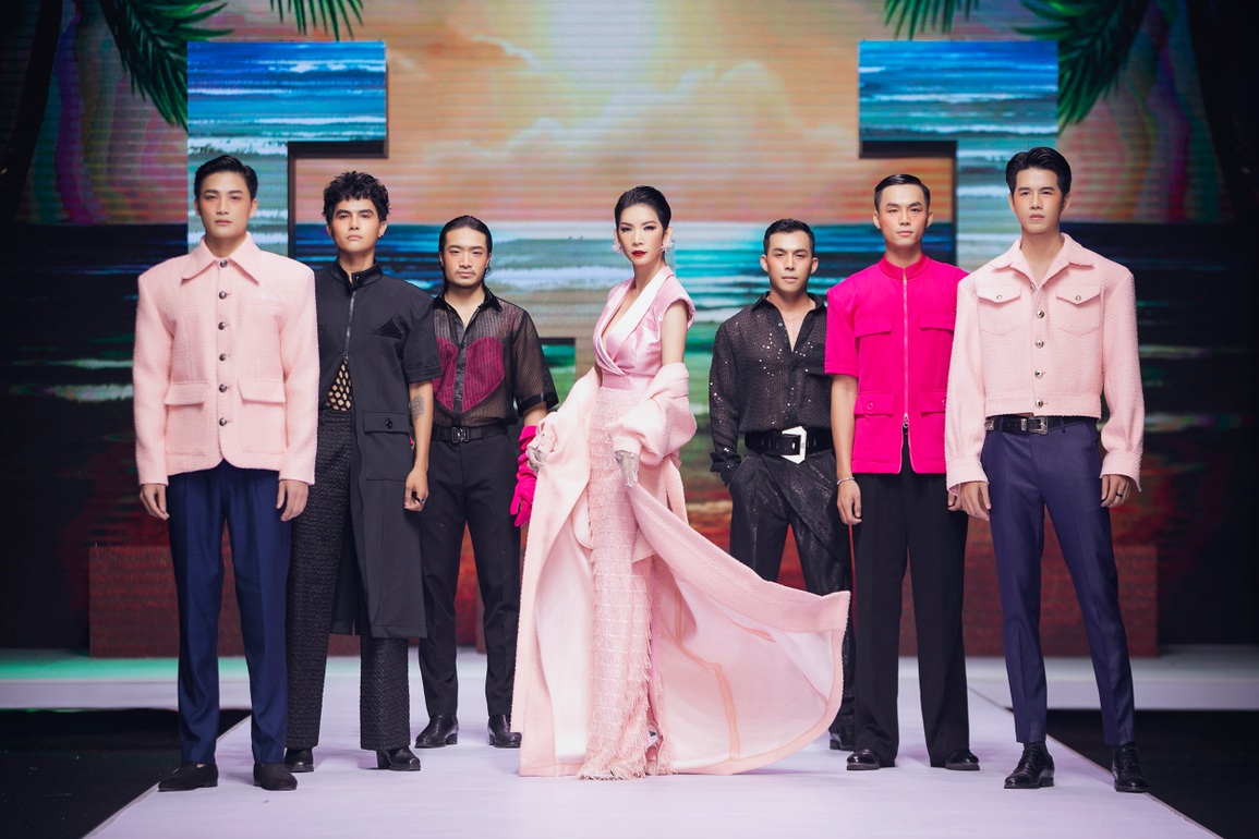 Hoa hậu Lê Âu Ngân Anh duyên dáng trình diễn thời trang - 4 Hoa hậu Lê Âu Ngân Anh duyên dáng trình diễn thời trang - 4