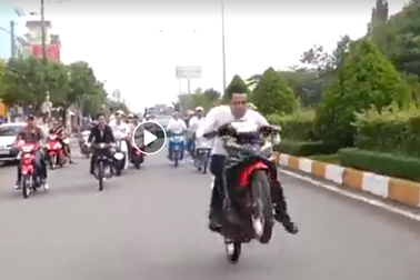 Nhóm thanh niên "bốc đầu" xe máy: "Vui quá đà" trong đám cưới?