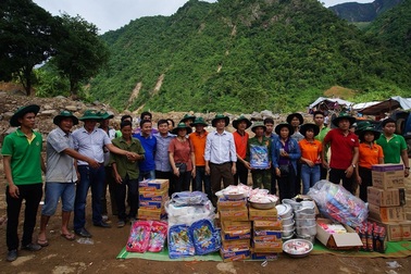 Chung tay hỗ trợ bà con tại tâm lũ Sơn La
