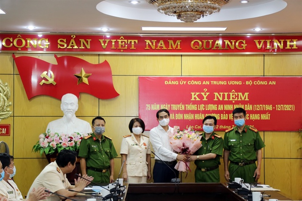 Công an Lào Cai đánh sập đường dây cá độ bóng đá 350 tỷ đồng - 1 Công an Lào Cai đánh sập đường dây cá độ bóng đá 350 tỷ đồng - 1
