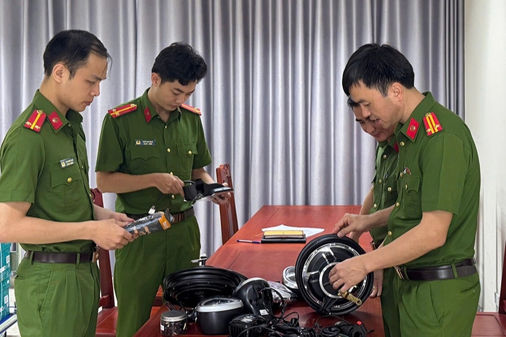 Phá 2 đường dây buôn lậu bình ắc quy và phụ tùng xe điện quy mô lớn - 2 Phá 2 đường dây buôn lậu bình ắc quy và phụ tùng xe điện quy mô lớn - 2