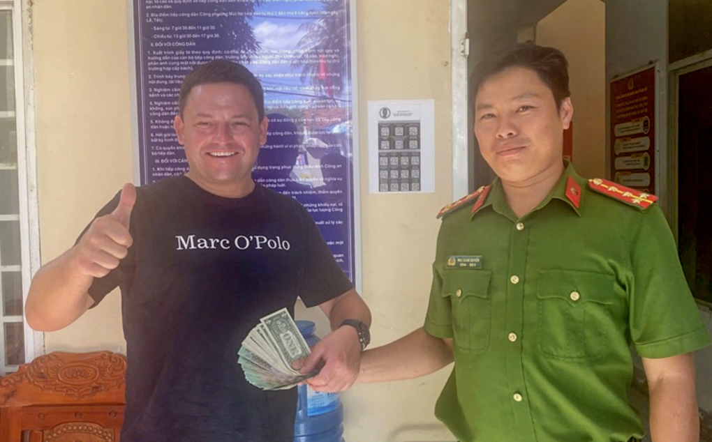 Du khách nước ngoài đánh rơi gần 30 triệu đồng khi du lịch ở Mũi Né - 1 Du khách nước ngoài đánh rơi gần 30 triệu đồng khi du lịch ở Mũi Né - 1