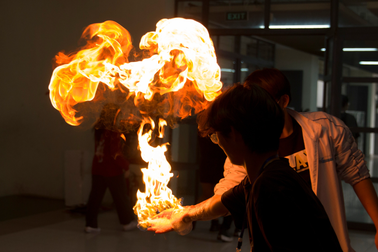 Học sinh trường Ams trình diễn điều khiển lửa tại triển lãm khoa học