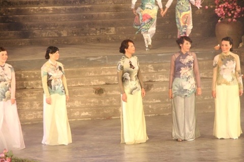 Ấn tượng lạ trong đêm Lễ hội Áo dài Huế