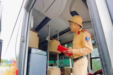 Người dân tố 2 xe khách chở quá 23 người, CSGT xử phạt 140 triệu đồng
