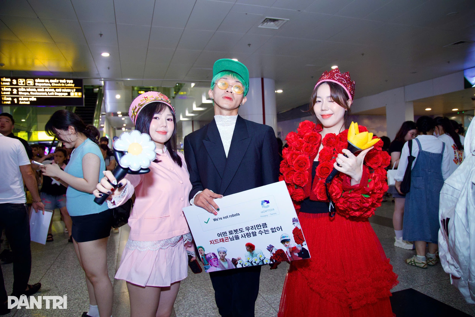 G‑Dragon có mặt tại Hà Nội, rừng fan mang hoa cúc đón chào như mở hội - 6 G‑Dragon có mặt tại Hà Nội, rừng fan mang hoa cúc đón chào như mở hội - 6