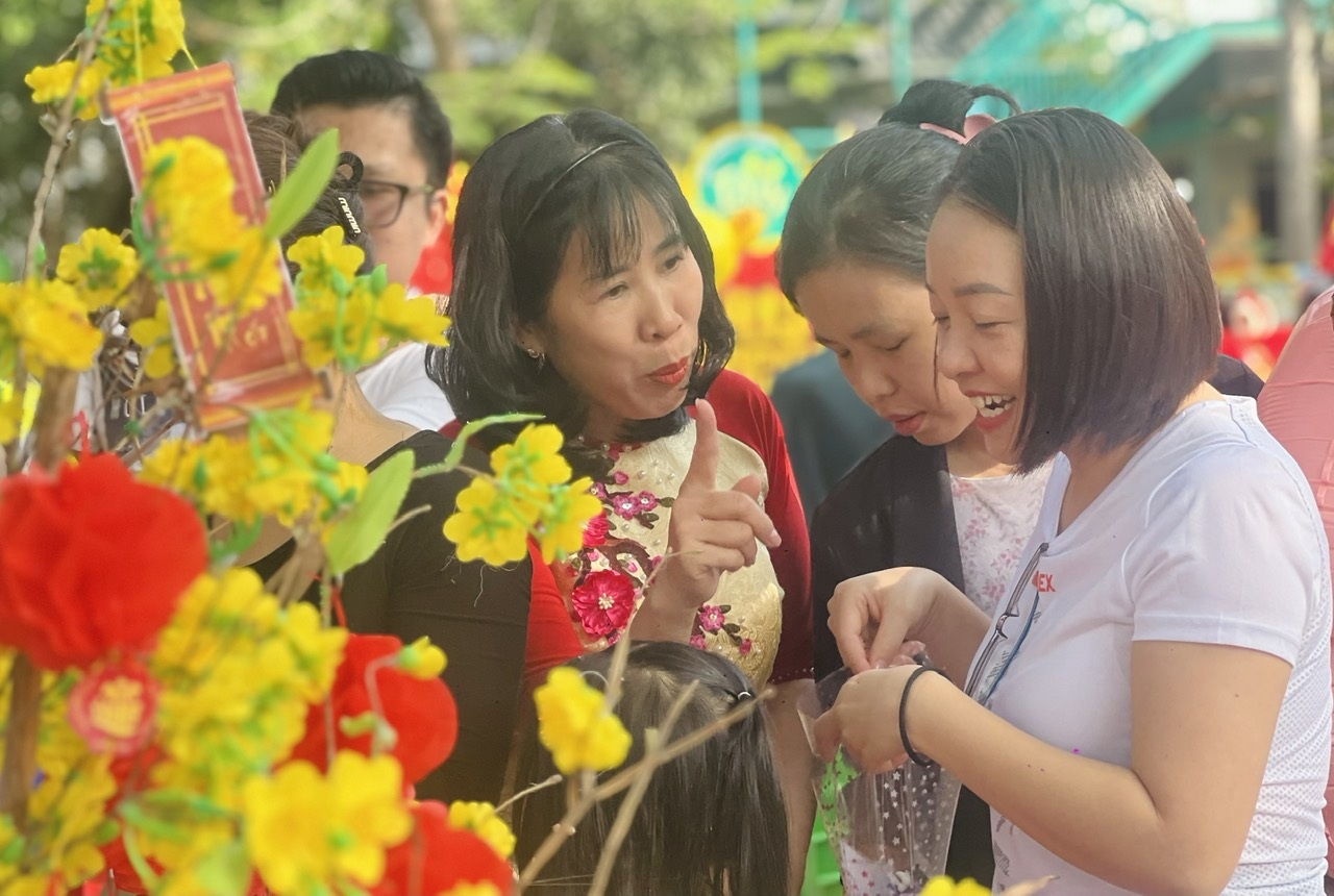 Bonus tet untuk sektor pendidikan di Bandar Ho Chi Minh: Ada yang mendapat 0 VND, yang lain mendapat lebih daripada 100 juta VND - 1 Thưởng Tết ngành giáo dục TPHCM: Người 0 đồng, người hơn 100 triệu - 1