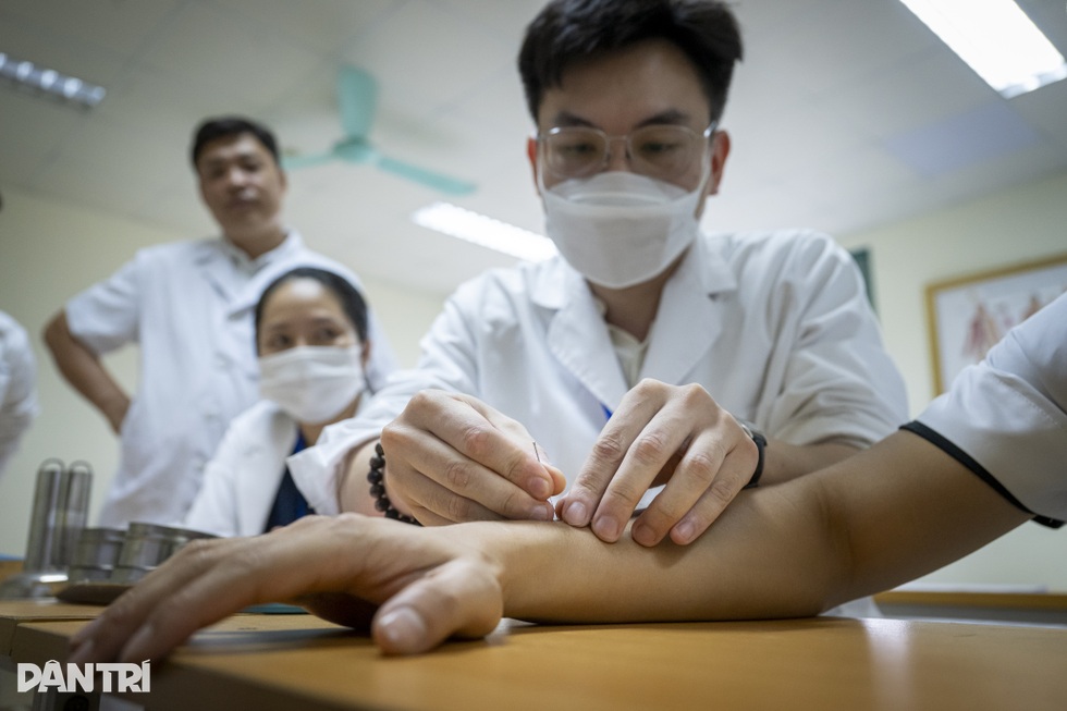 Nỗi lòng những ông lang “lách luật, khám chui” giữ nghề cứu người nhiều đời - 4
